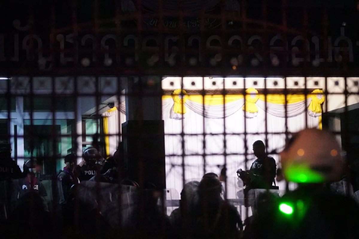 ม็อบจัดกิจกรรมสาดสี-ฉีดน้ำหน้าสตช.โต้กลับตำรวจ