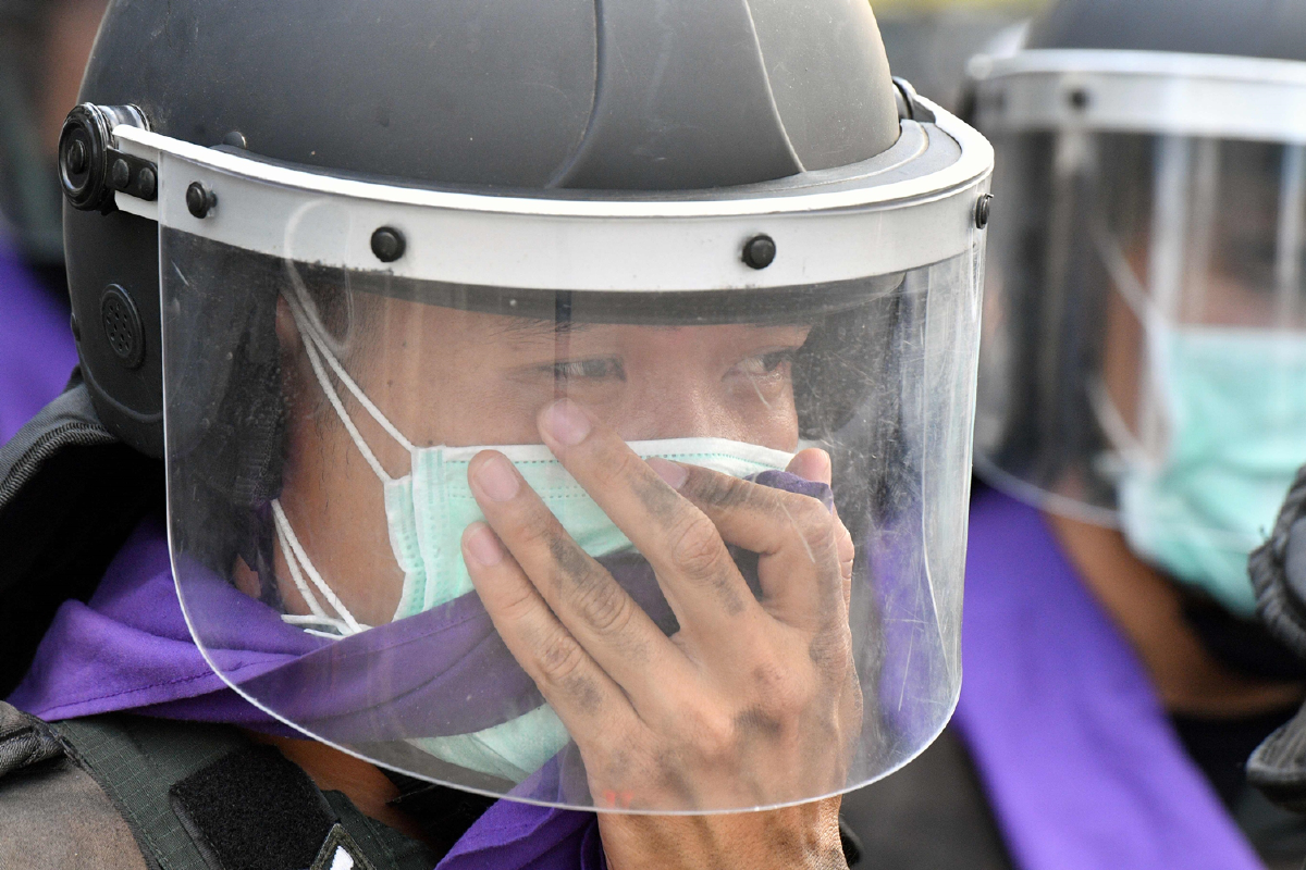 ฝ่าม่านแก๊สน้ำตาผ่าเลนส์สื่อนอกมองประท้วงในไทย