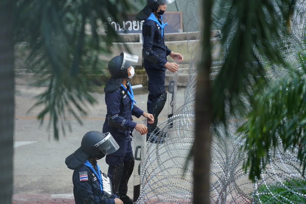 ตร.นำรถบรรทุกจอดขวางประตูทางเข้าสตช.ป้องกันม็อบบุก