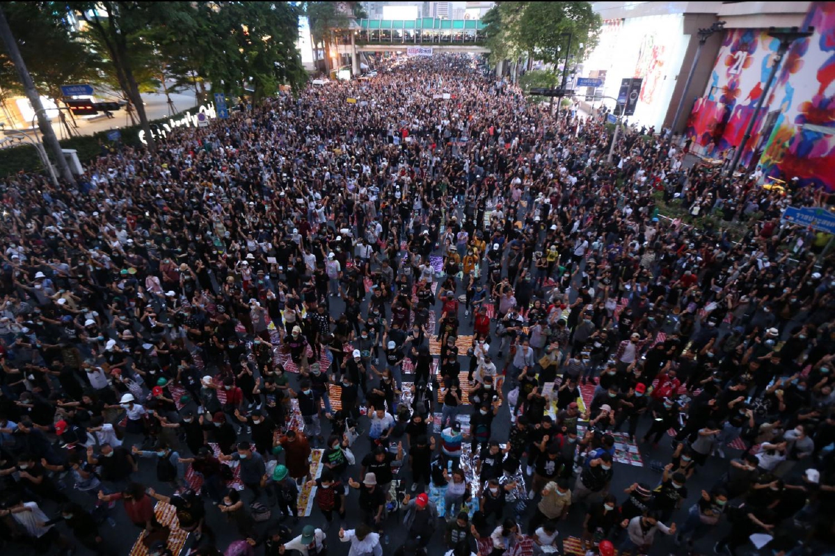 ม็อบราษฎร แจ้งมวลชนเตรียมรับมือ ปลุกไม่สู้ต้องอยู่อย่างทาสอีกหลายสิบปี ม็อบราษฎร แจ้งมวลชนเตรียมรับมือ ปลุกไม่สู้ต้องอยู่อย่างทาสอีกหลายสิบปี