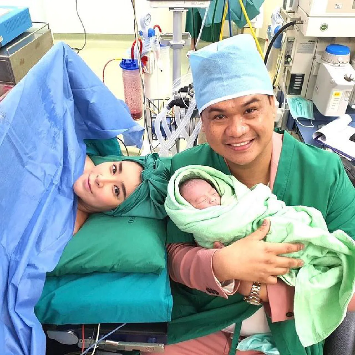 "ใหม่ สุคนธวา" คลอดลูกชายแล้ว ตั้งชื่อ "น้องชิณะ" พร้อมเผยภาพแรกครอบครัวพร้อมหน้า 