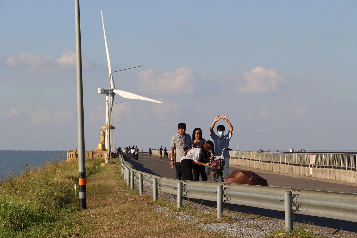 เขายายเที่ยงคึก! นักท่องเที่ยว แห่เซลฟี่กังหันลมยักษ์