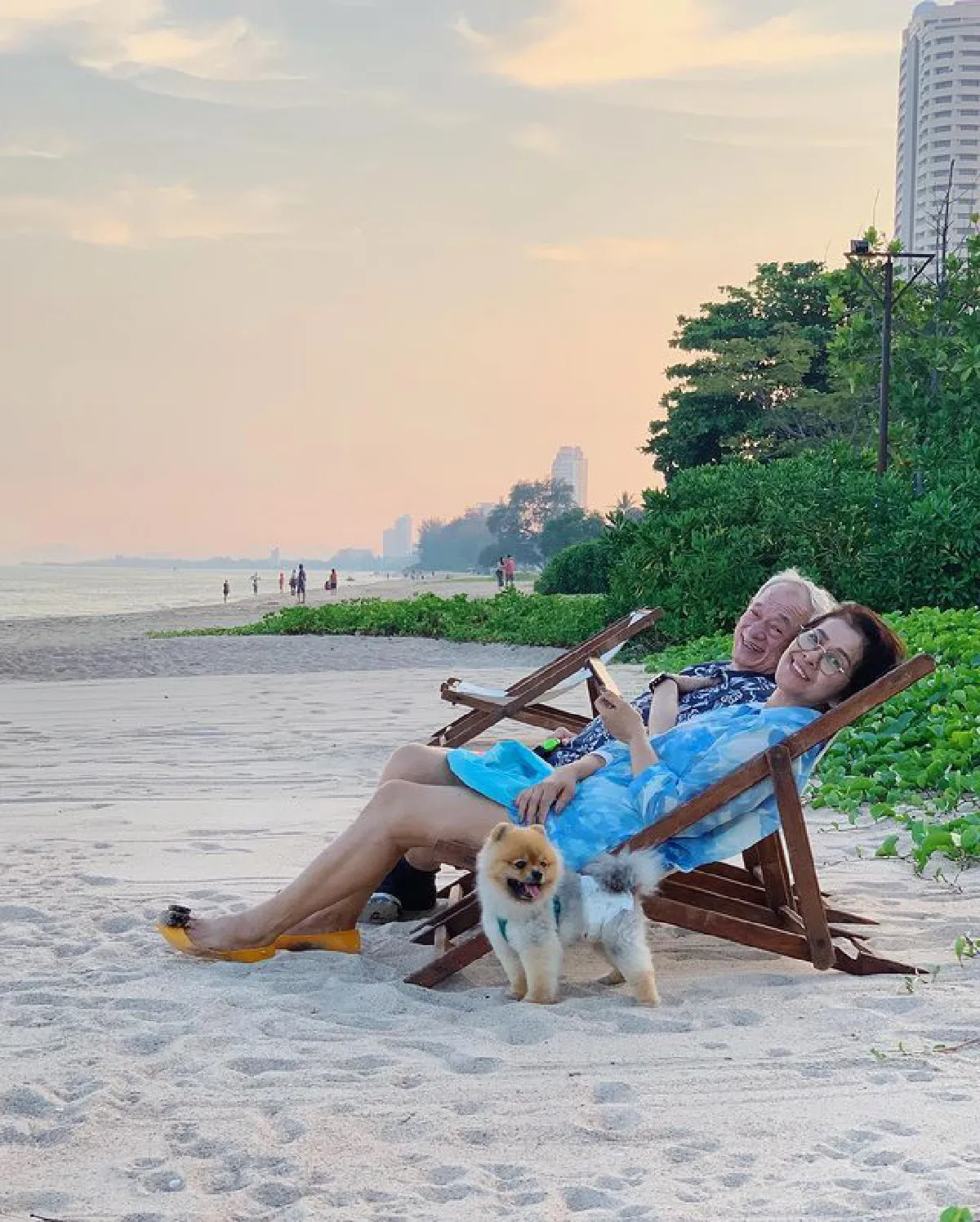 ไอซ์ อภิษฎา นุ่งชุดว่ายน้ำเว้าสูง เที่ยวทะเลหัวหินกับครอบครัว