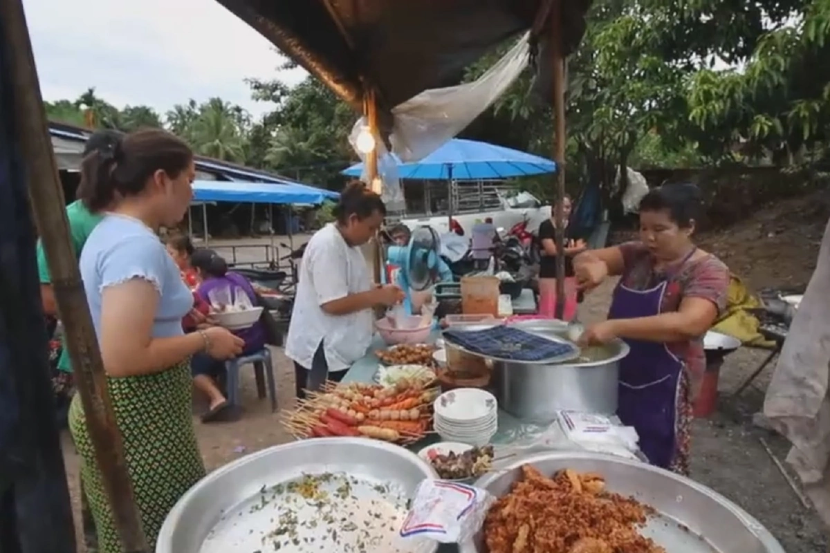 สองสามีภรรยาถูกเลิกจ้างแรงงาน กลับบ้านเปิดร้านขายขนมจีน-ไก่ย่างคนต่อคิวรอชิมฝีมือ