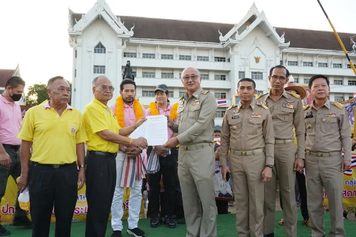 บิณฑ์ - เอกพันบุกเลยร่วมกิจกรรมกลุ่มคนไทเลยปกป้องสถาบัน