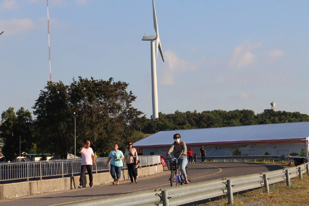 เขายายเที่ยงคึก! นักท่องเที่ยว แห่เซลฟี่กังหันลมยักษ์