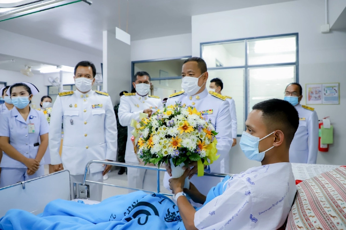 ผู้ว่าฯนราธิวาสเชิญดอกไม้ ตระกร้าสิ่งของพระราชทานเยี่ยมผู้บาดเจ็บเหตุไม่สงบ