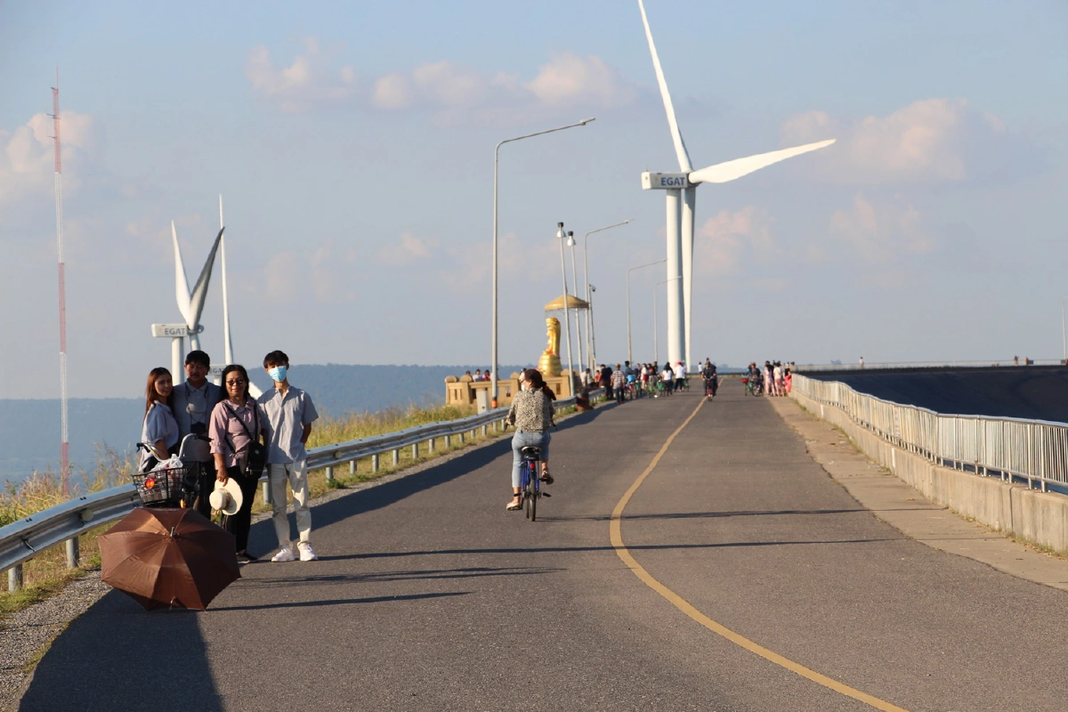 เขายายเที่ยงคึก! นักท่องเที่ยว แห่เซลฟี่กังหันลมยักษ์