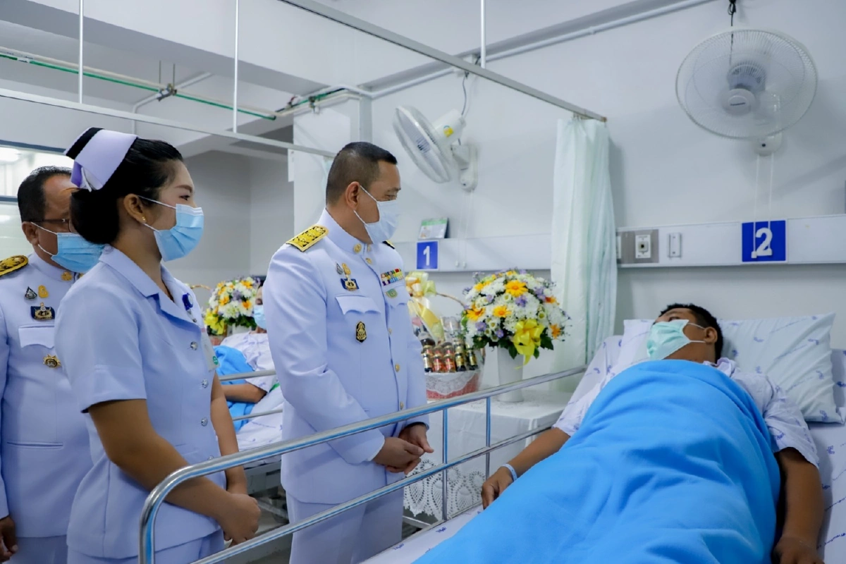 ผู้ว่าฯนราธิวาสเชิญดอกไม้ ตระกร้าสิ่งของพระราชทานเยี่ยมผู้บาดเจ็บเหตุไม่สงบ