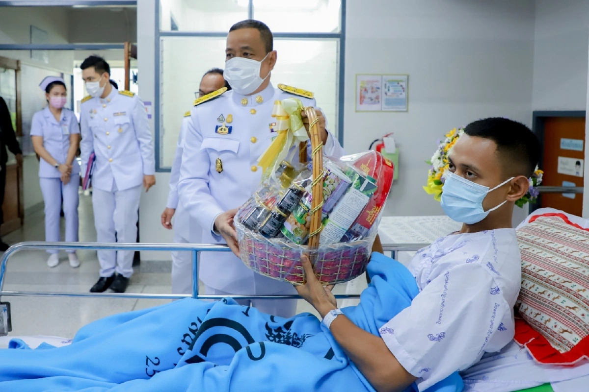 ผู้ว่าฯนราธิวาสเชิญดอกไม้ ตระกร้าสิ่งของพระราชทานเยี่ยมผู้บาดเจ็บเหตุไม่สงบ