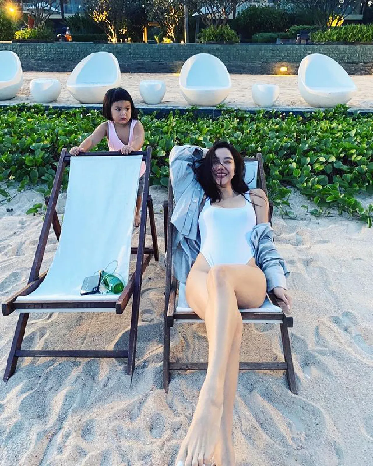 ไอซ์ อภิษฎา นุ่งชุดว่ายน้ำเว้าสูง เที่ยวทะเลหัวหินกับครอบครัว