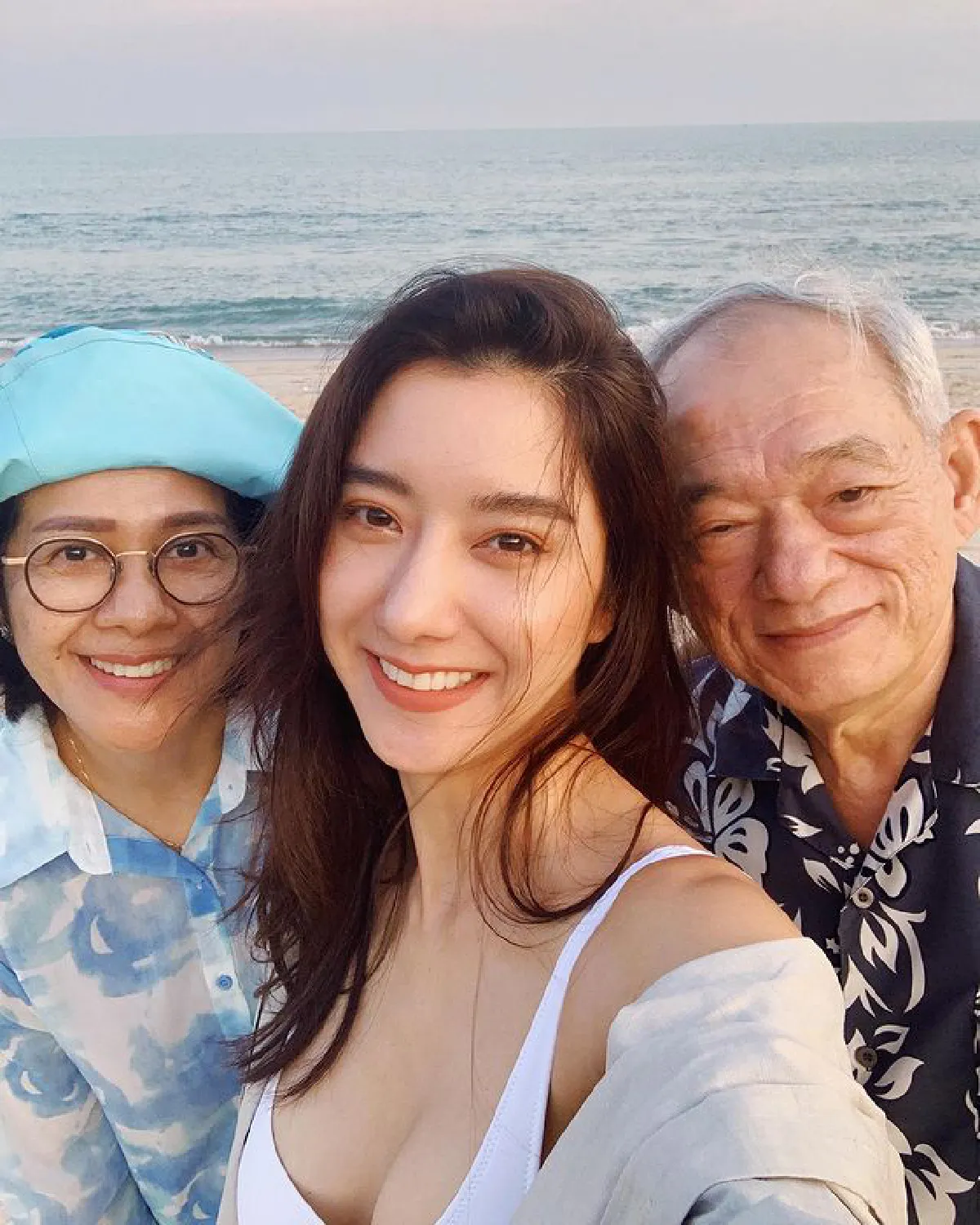 ไอซ์ อภิษฎา นุ่งชุดว่ายน้ำเว้าสูง เที่ยวทะเลหัวหินกับครอบครัว