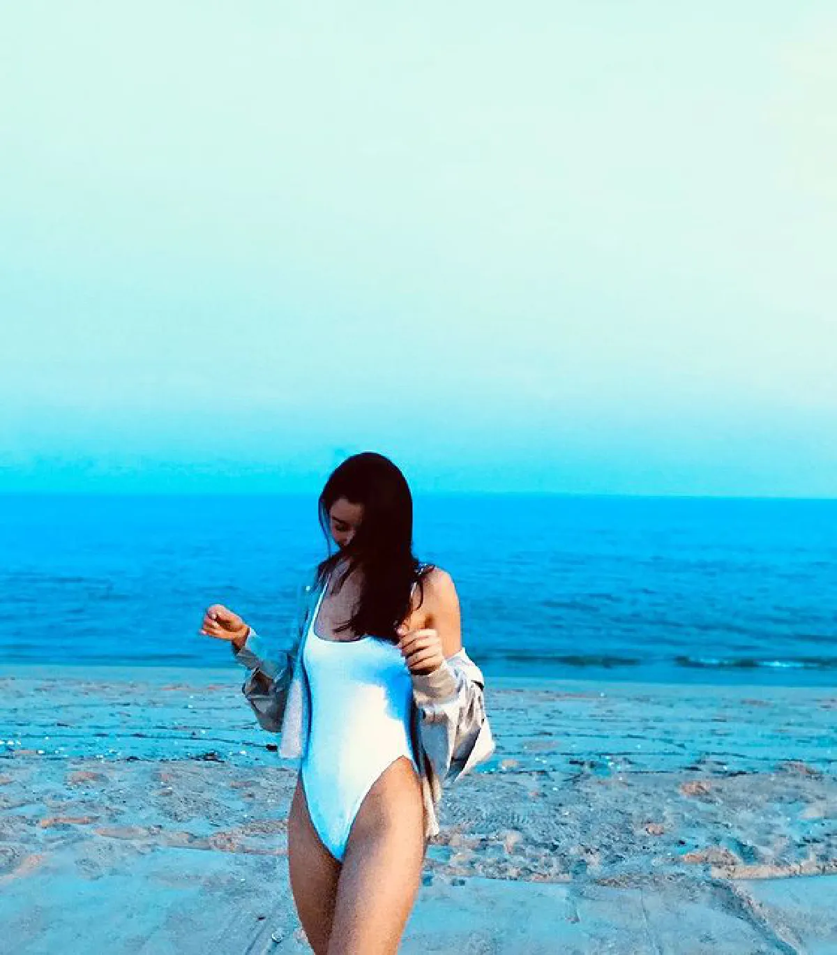 ไอซ์ อภิษฎา นุ่งชุดว่ายน้ำเว้าสูง เที่ยวทะเลหัวหินกับครอบครัว