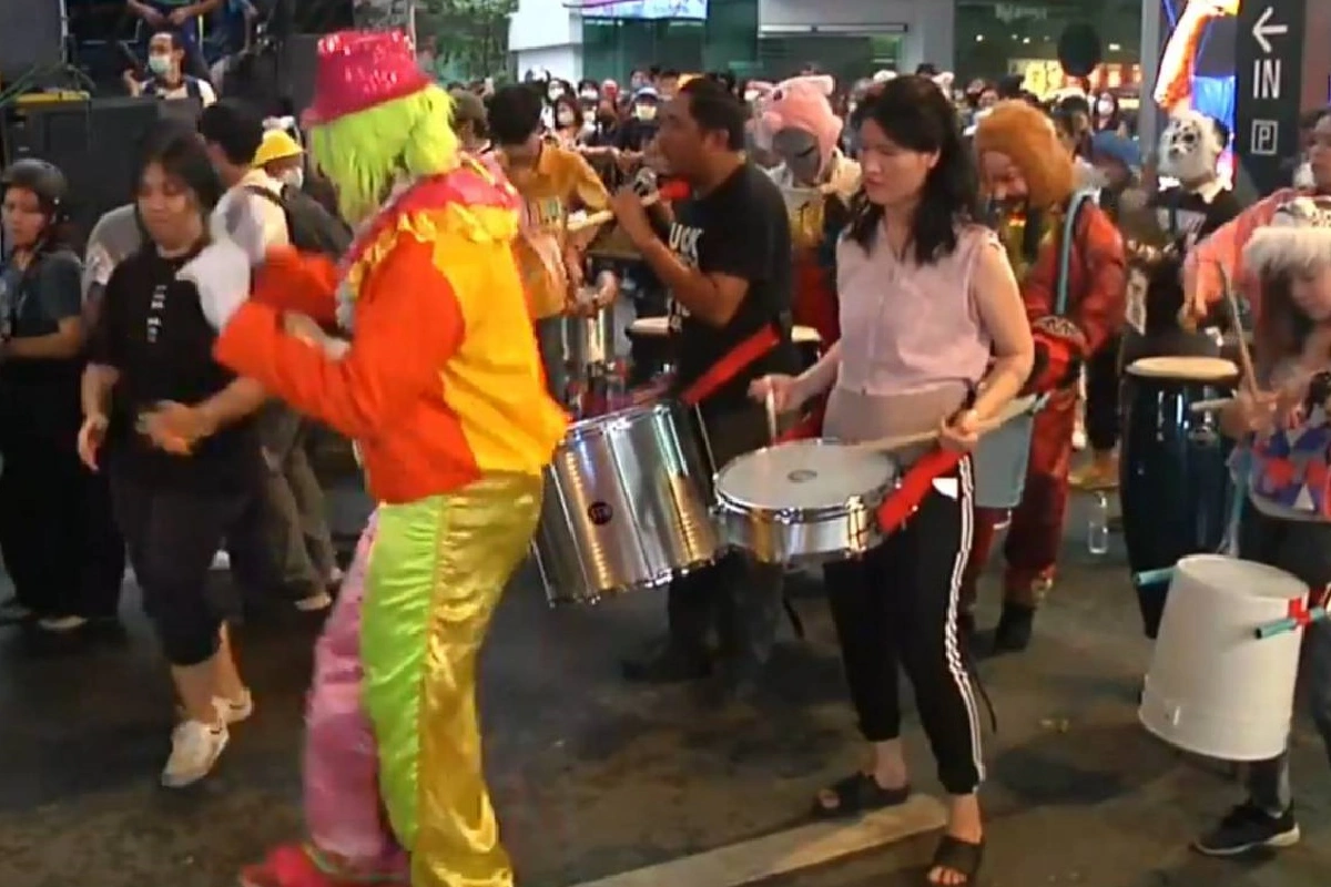 ตั้งเวทีเสร็จแล้ว! มวลชนเต็มถนนพระราม1 รอนักเรียนเลวปราศรัย"บ๊ายบายไดโนเสาร์"