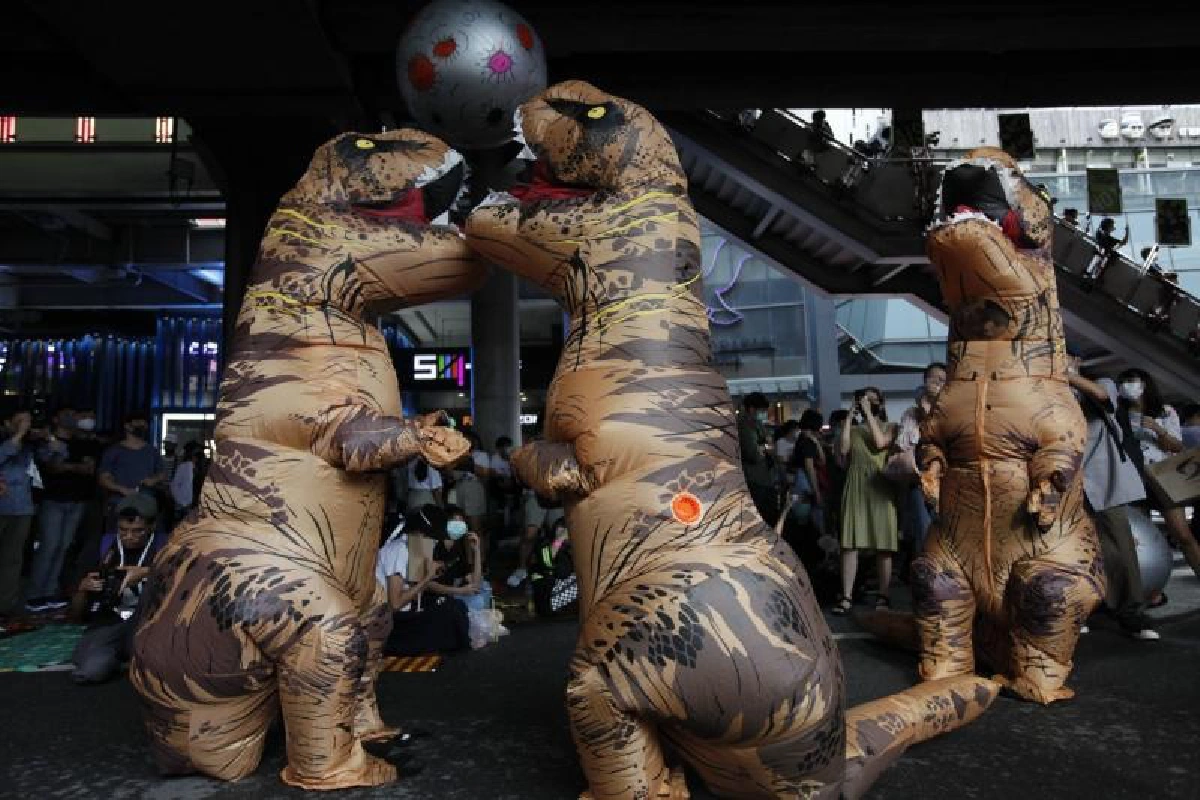 นักเรียนเลวเปรียบณัฏฐพลเป็นไดโนเสาร์เหตุไม่ยอมรับร่างรธน.ทั้ง7ฉบับ