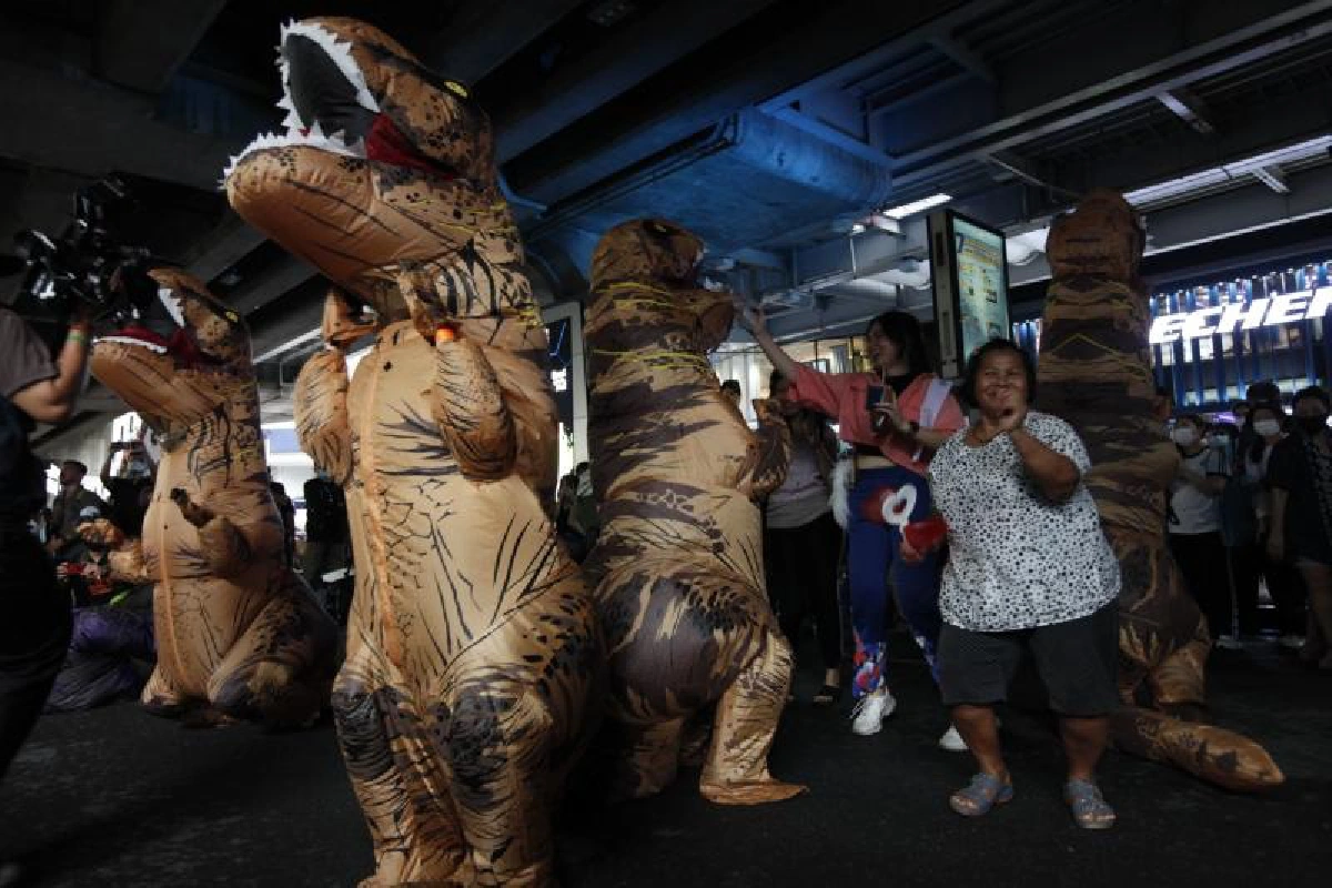 นักเรียนเลวเปรียบณัฏฐพลเป็นไดโนเสาร์เหตุไม่ยอมรับร่างรธน.ทั้ง7ฉบับ