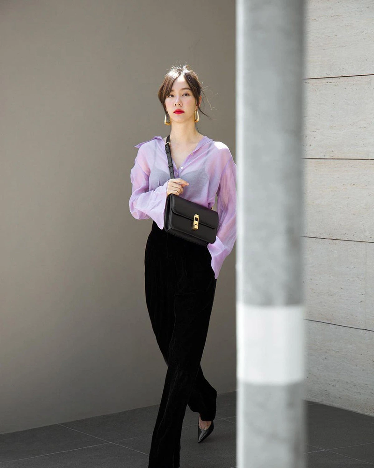 อยากหิ้วกลับบ้าน! เต้ย จรินทร์พร ลงไปนั่งในถุงช้อปปิ้ง..คนตะลึงตัวเล็กมาก