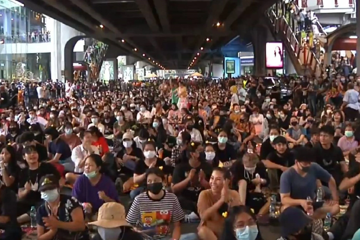 ตั้งเวทีเสร็จแล้ว! มวลชนเต็มถนนพระราม1 รอนักเรียนเลวปราศรัย"บ๊ายบายไดโนเสาร์"