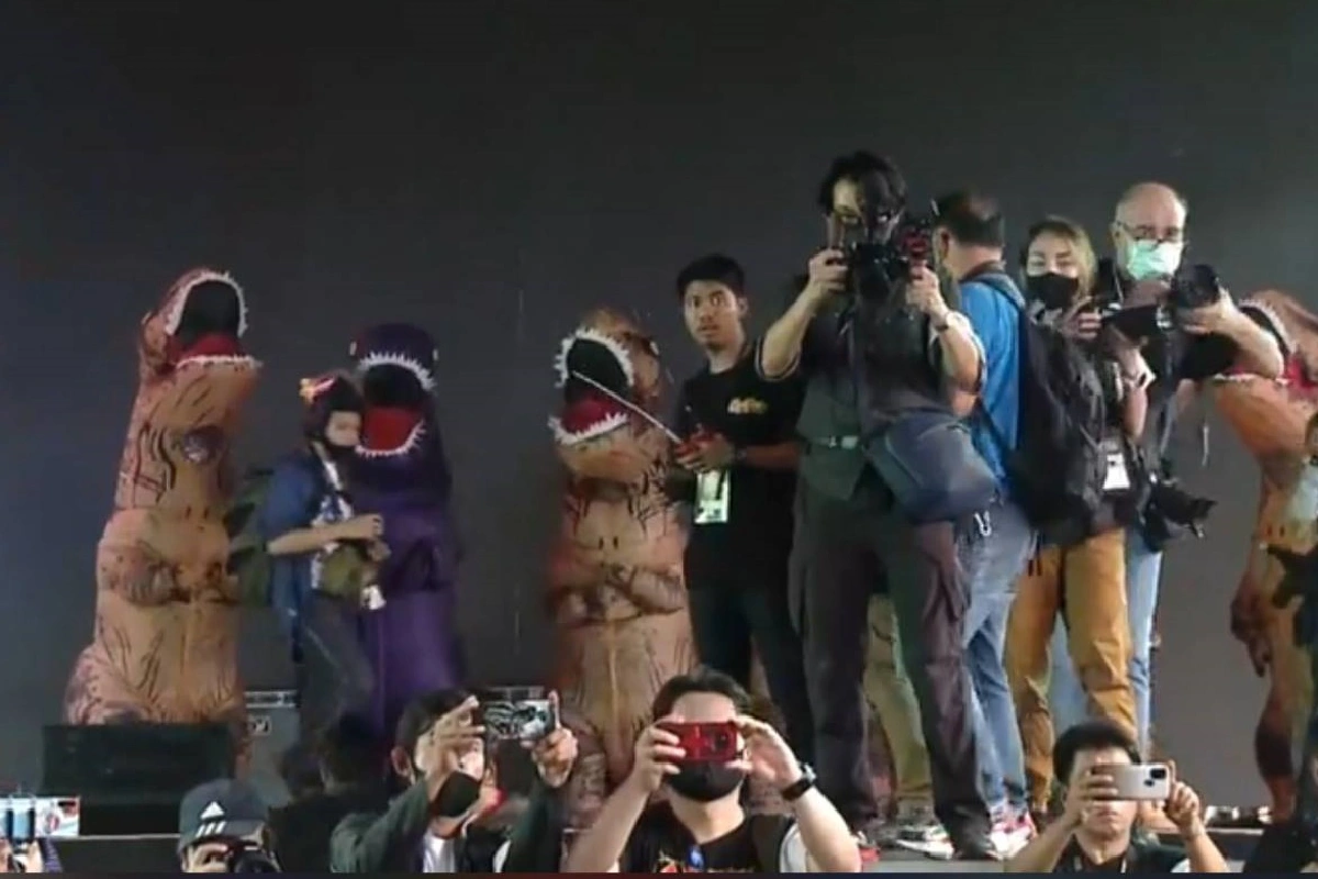 ตั้งเวทีเสร็จแล้ว! มวลชนเต็มถนนพระราม1 รอนักเรียนเลวปราศรัย"บ๊ายบายไดโนเสาร์"