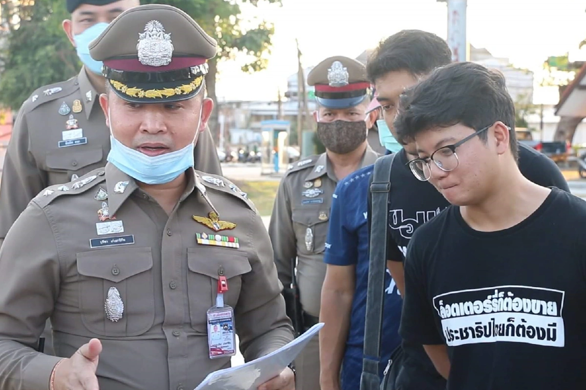 ราษฎรขอนแก่นยึดอนุสาวรีย์จอมพลสฤษดิ์ชุมนุมไล่รัฐบาล