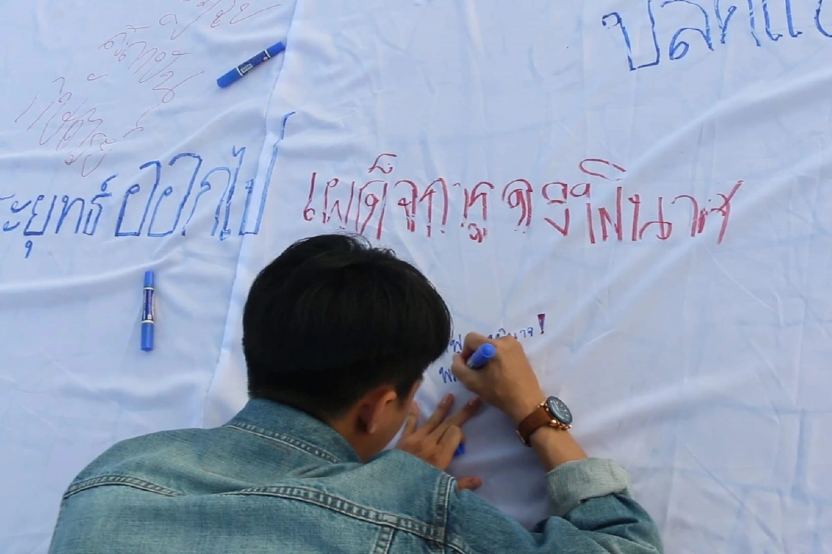 ราษฎรขอนแก่นยึดอนุสาวรีย์จอมพลสฤษดิ์ชุมนุมไล่รัฐบาล