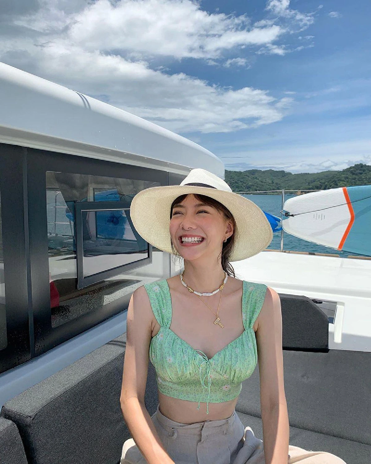 อยากหิ้วกลับบ้าน! เต้ย จรินทร์พร ลงไปนั่งในถุงช้อปปิ้ง..คนตะลึงตัวเล็กมาก