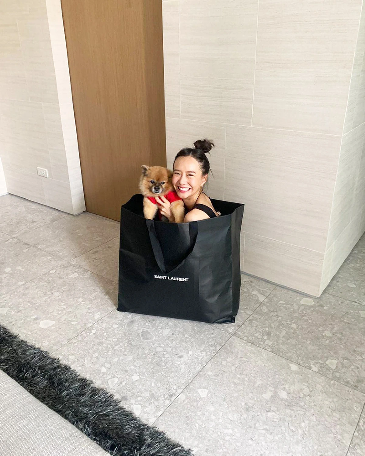 อยากหิ้วกลับบ้าน! เต้ย จรินทร์พร ลงไปนั่งในถุงช้อปปิ้ง..คนตะลึงตัวเล็กมาก