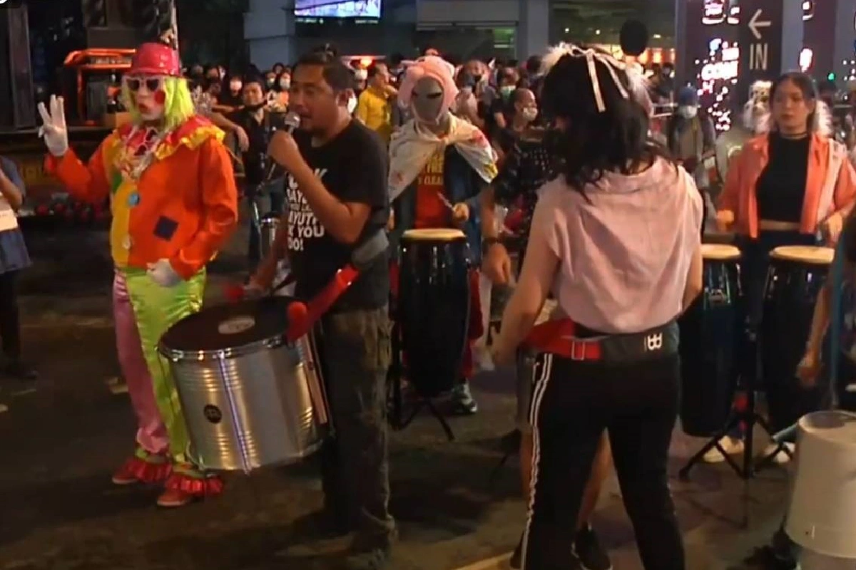 ตั้งเวทีเสร็จแล้ว! มวลชนเต็มถนนพระราม1 รอนักเรียนเลวปราศรัย"บ๊ายบายไดโนเสาร์"