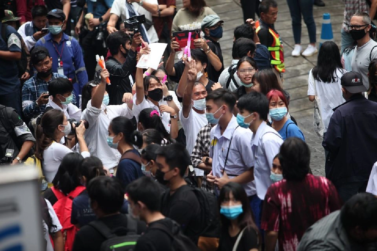 นักเรียนเลวเริ่มชุมนุมใต้รถไฟฟ้าบีทีเอส สยาม ปิดถนนพระราม1 ตั้งเวทีปราศรัย 