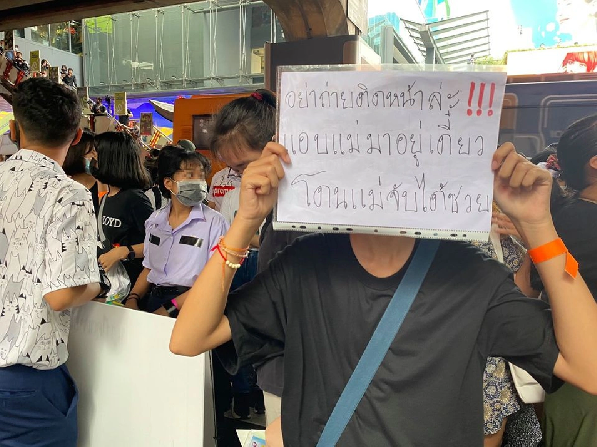 นักเรียนเลวเริ่มชุมนุมใต้รถไฟฟ้าบีทีเอส สยาม ปิดถนนพระราม1 ตั้งเวทีปราศรัย 