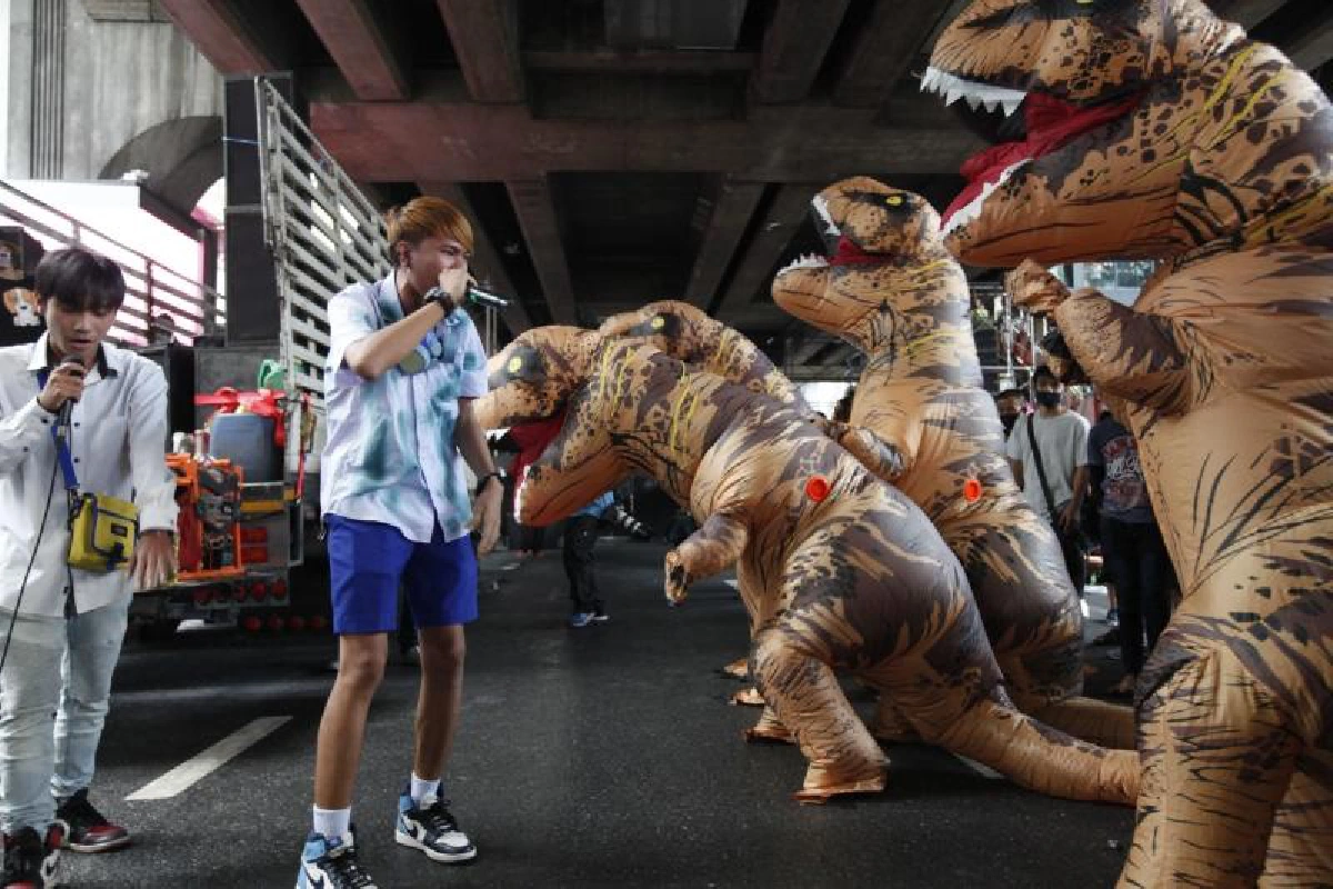 นักเรียนเลวเปรียบณัฏฐพลเป็นไดโนเสาร์เหตุไม่ยอมรับร่างรธน.ทั้ง7ฉบับ