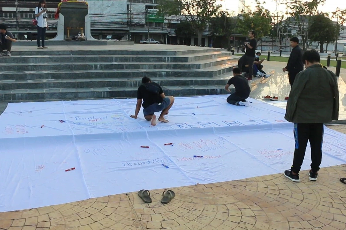 ราษฎรขอนแก่นยึดอนุสาวรีย์จอมพลสฤษดิ์ชุมนุมไล่รัฐบาล