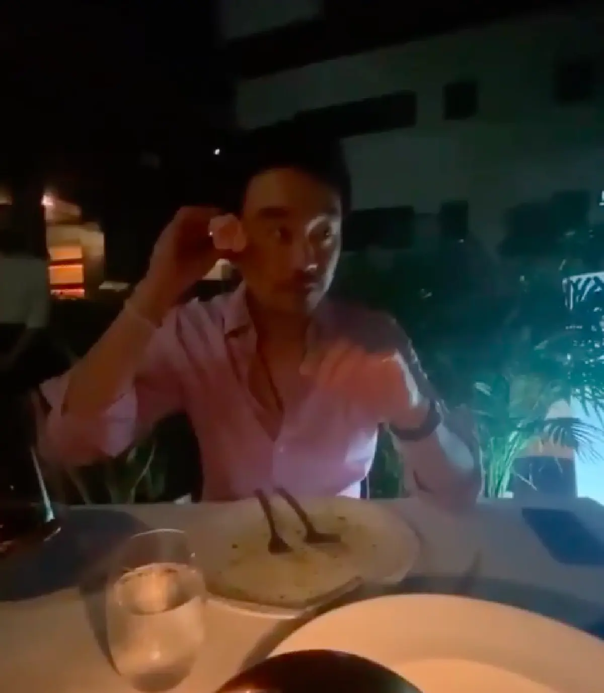 จีบหรือเปล่า!? “อั้ม“ มอบดอกกุหลาบให้ “ไฮโซพก” งานนี้ฝ่ายชายถามกลับด้วยประโยคเด็ด