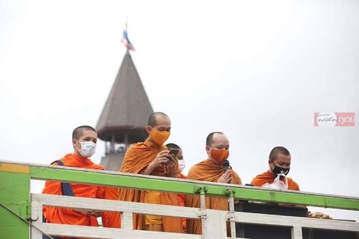 พระแกนนำม็อบเวทีคณะราษฎรโอดจำเป็นต้องใช้เงินเพื่อความปลอดภัย พระแกนนำม็อบเวทีคณะราษฎรโอดจำเป็นต้องใช้เงินเพื่อความปลอดภัย