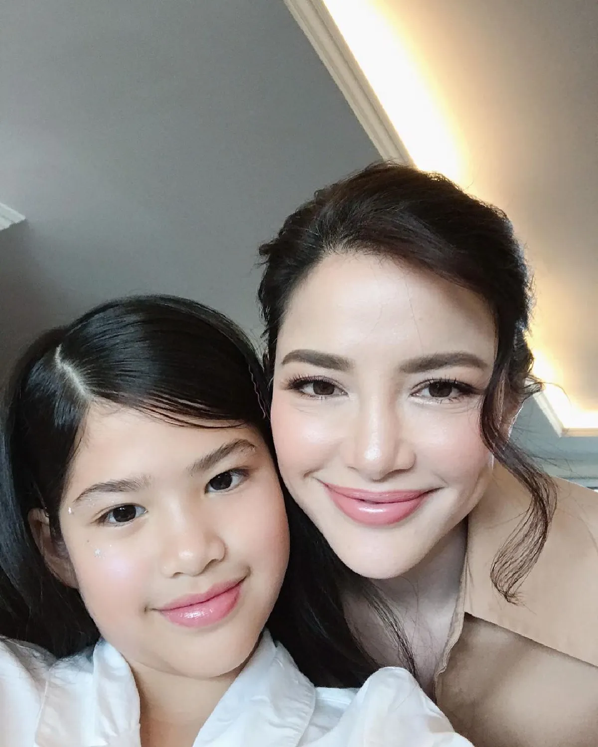 โตเป็นสาวแล้ว “น้องนาวา” ลูก “อ้อม พิยดา” ฉายแววสวยหนัก ชวนคุณแม่ถ่ายเซลฟี่คู่