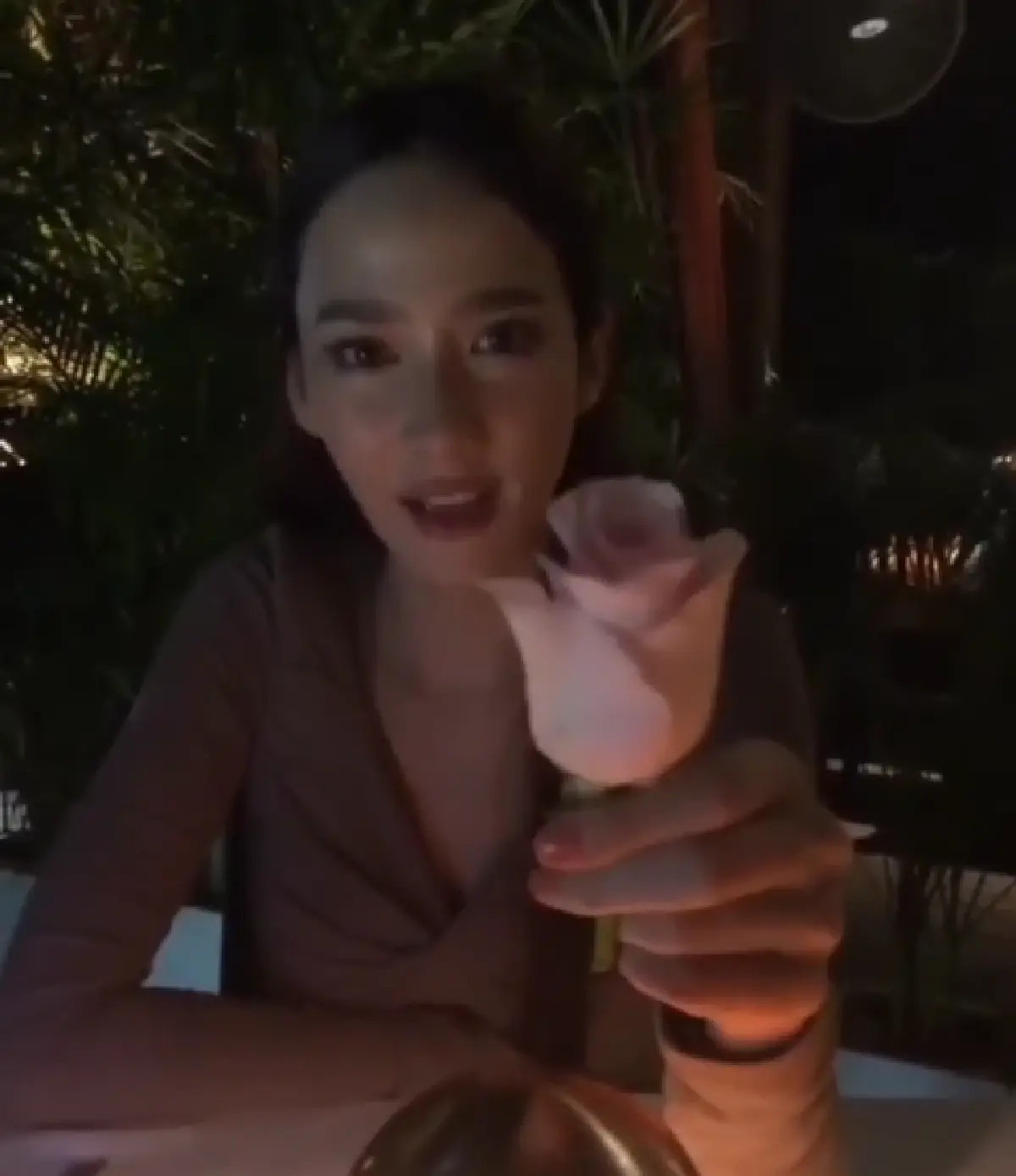 จีบหรือเปล่า!? “อั้ม“ มอบดอกกุหลาบให้ “ไฮโซพก” งานนี้ฝ่ายชายถามกลับด้วยประโยคเด็ด