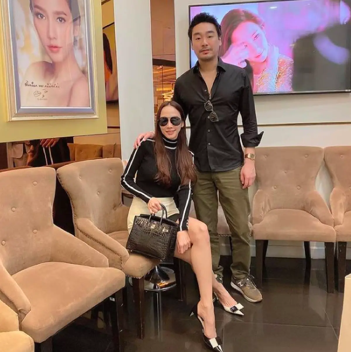 จีบหรือเปล่า!? “อั้ม“ มอบดอกกุหลาบให้ “ไฮโซพก” งานนี้ฝ่ายชายถามกลับด้วยประโยคเด็ด