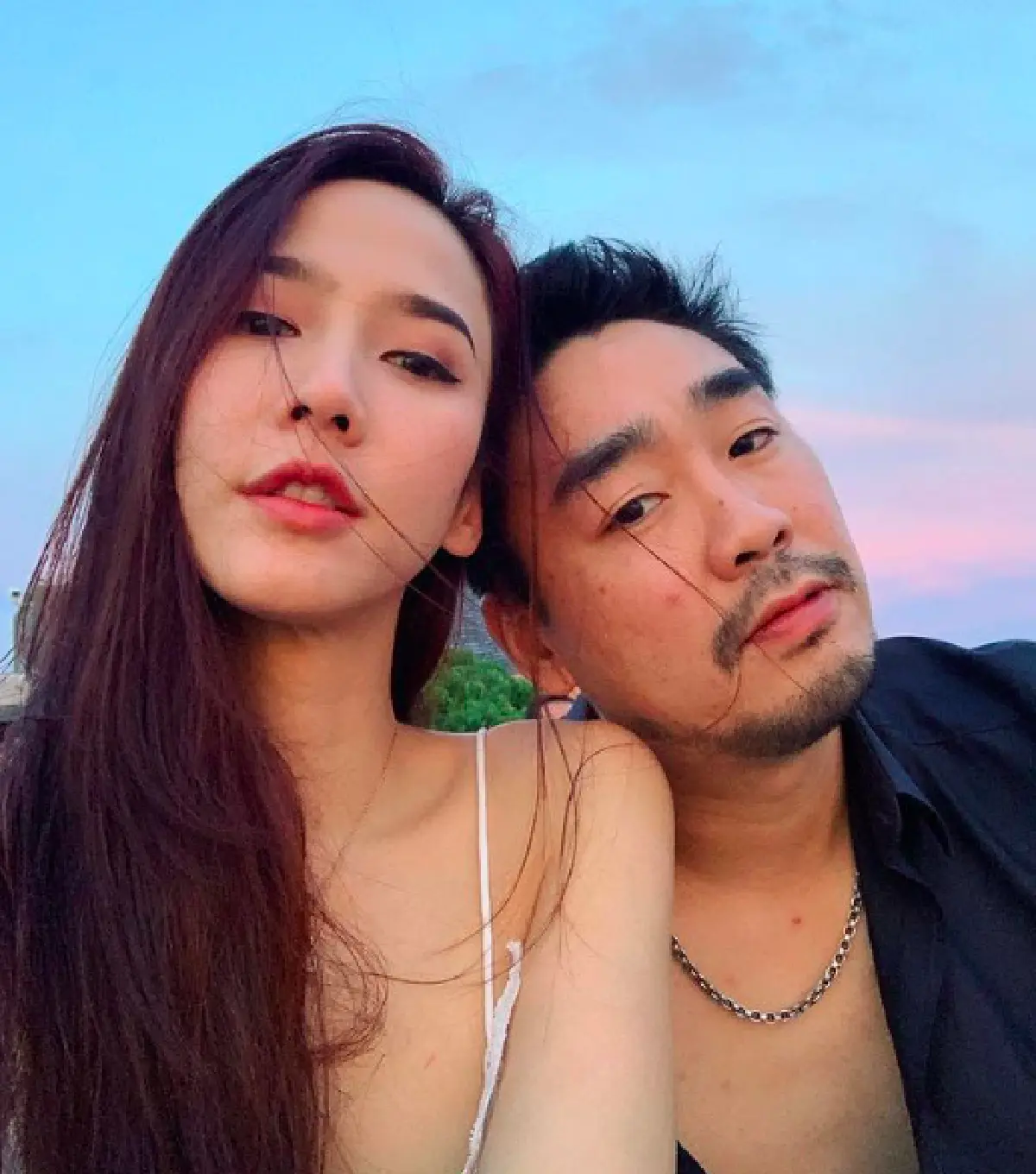 จีบหรือเปล่า!? “อั้ม“ มอบดอกกุหลาบให้ “ไฮโซพก” งานนี้ฝ่ายชายถามกลับด้วยประโยคเด็ด