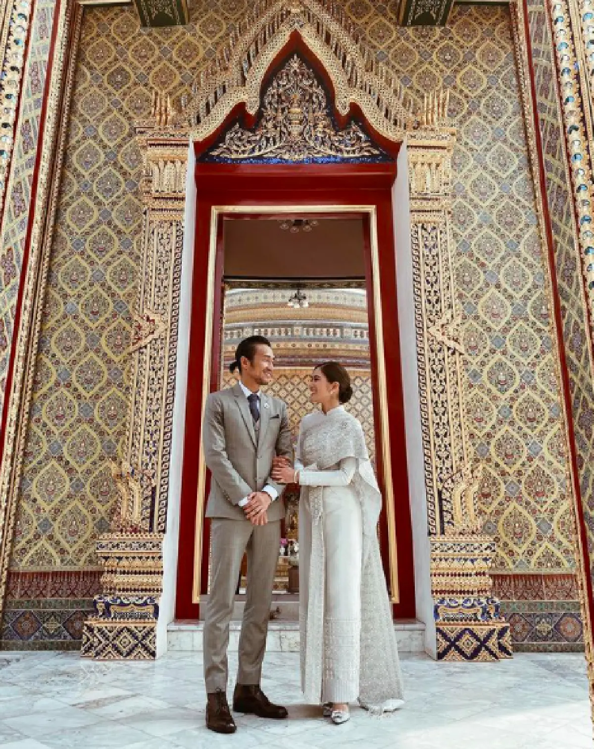 “ก้อย-ตูน” เข้ารับประทานน้ำพระพุทธมนต์จาก “สมเด็จพระสังฆราชฯ” ก่อนเริ่มต้นชีวิตคู่