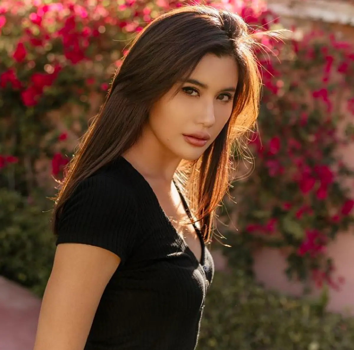 "ปู ไปรยา" สวมทูพีซสีขาวอวดหุ่นสวย เริงร่างริมหาด 