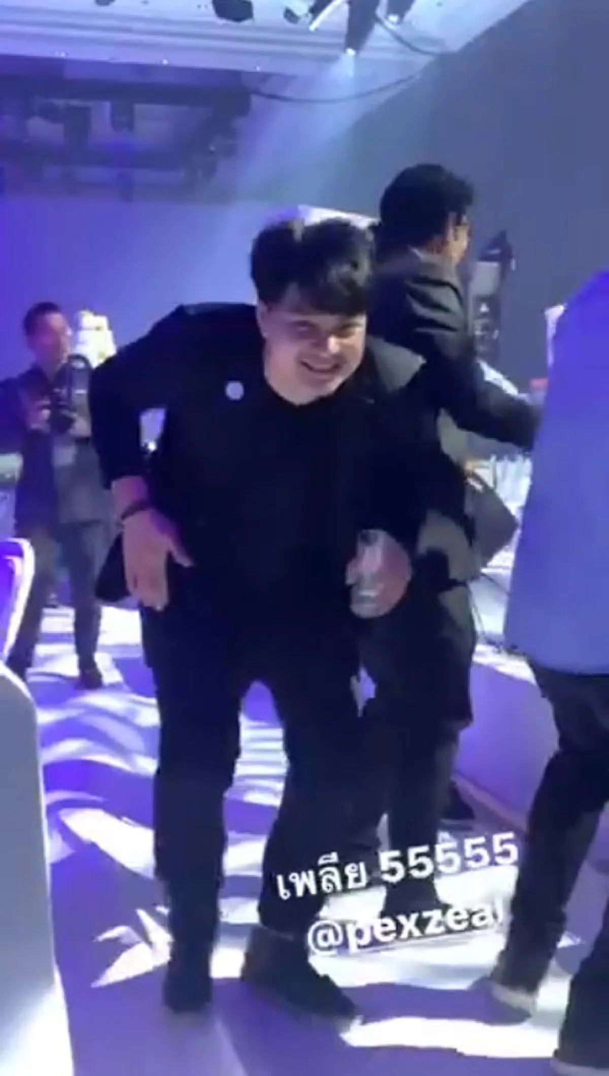 รอติดตาม! “เป๊กซ์ วงซีล” ตอบแล้วเรื่องไปงานแต่ง “ตูน-ก้อย” หลังสร้างตำนานในงานแต่ง “ปั๊บ-ใบเตย”