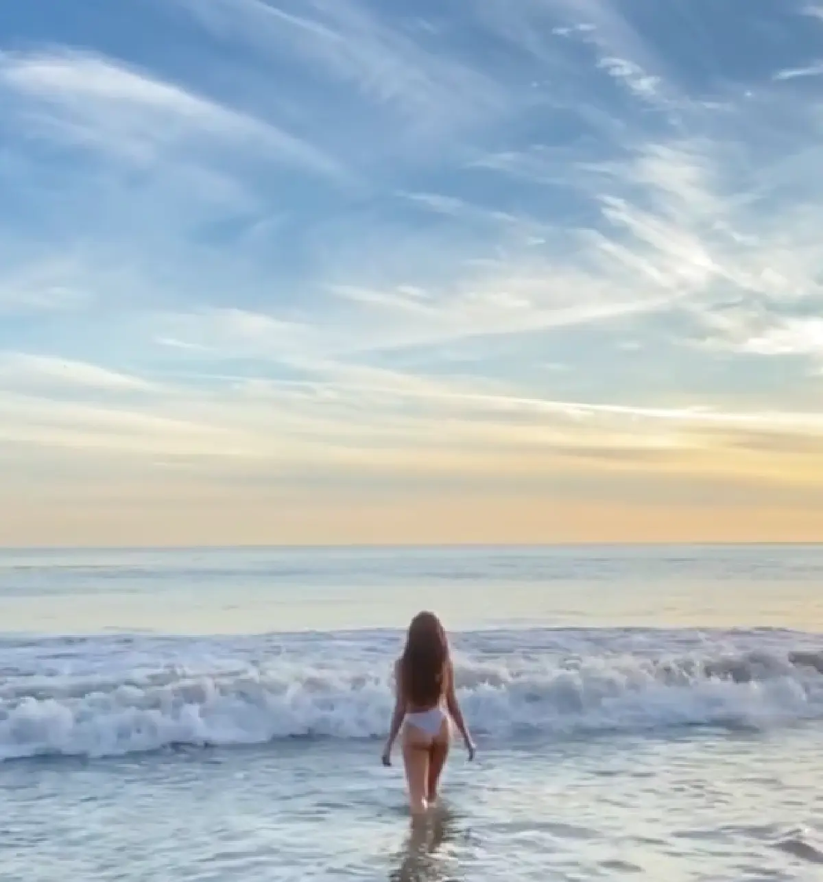 "ปู ไปรยา" สวมทูพีซสีขาวอวดหุ่นสวย เริงร่างริมหาด 