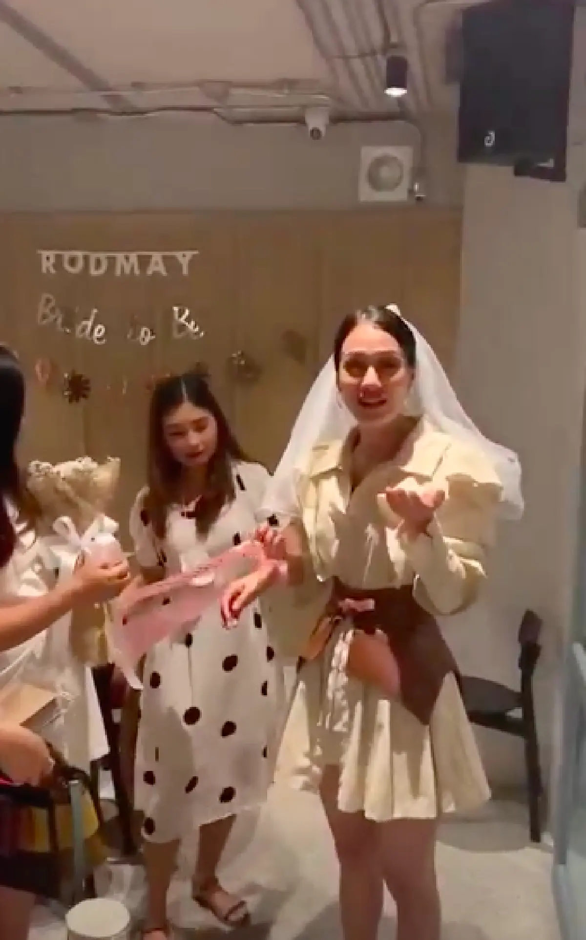 “รถเมล์ คะนึงนิจ” สุดเซอร์ไพรส์แก็งเพื่อนซี้จัดปาร์ตี้สละโสดให้ งานนี้ว่าที่เจ้าสาวแดนซ์กระจาย