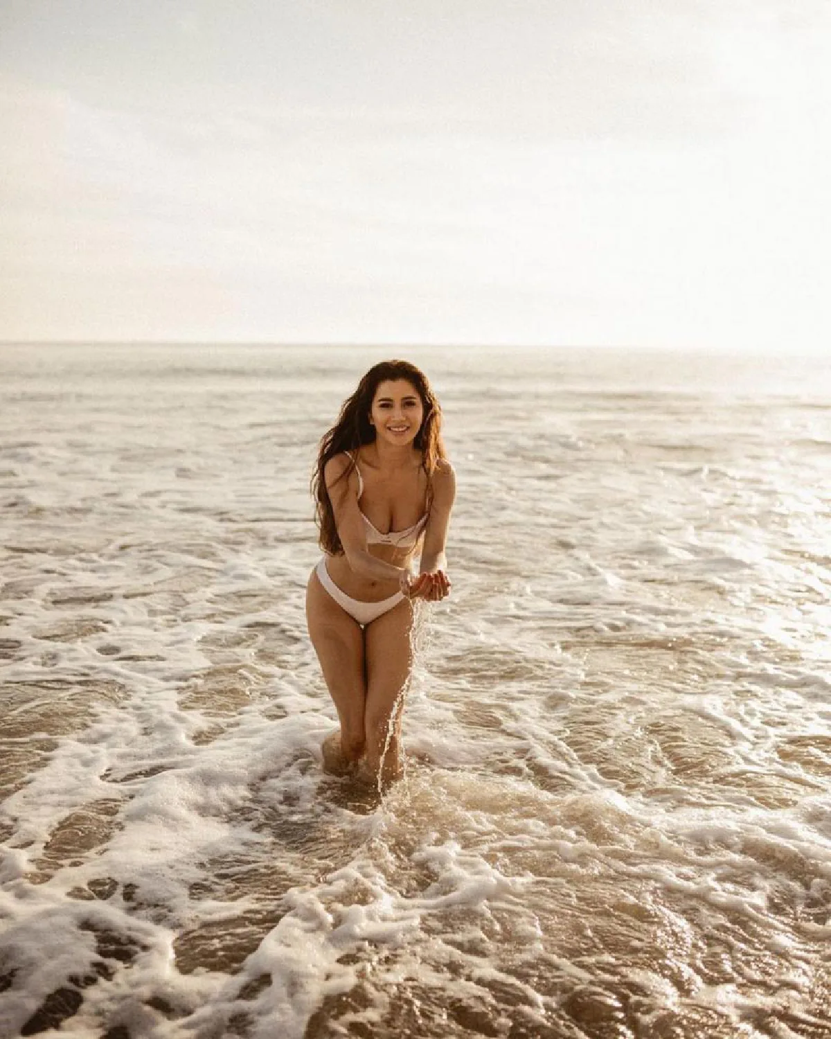 “ปู ไปรยา” กลับมาเล่นโซเชียล เพิ่มเติมคือความแซ่บ! อวดความเซ็กซี่ริมทะเล