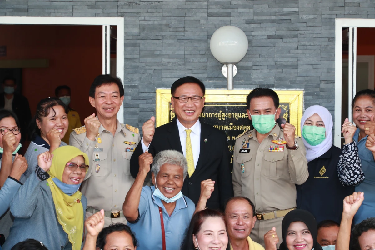 สถ.เปิด “อาคารศูนย์นันทนาการผู้สูงอายุ และพัฒนาอาชีพ”