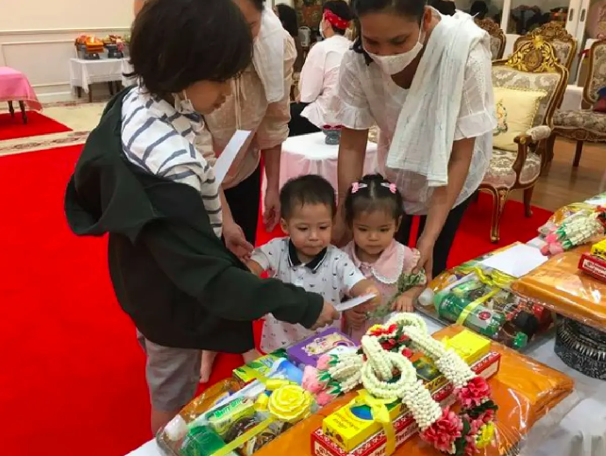 "ย่าปุ๊ก อาภัสรา" เผยโมเมนต์อบอุ่น "มีก้า" อยู่ในอ้อมกอด "พี่กัสสป" แถมพี่ชายยังสอนน้องแฝดทำบุญ