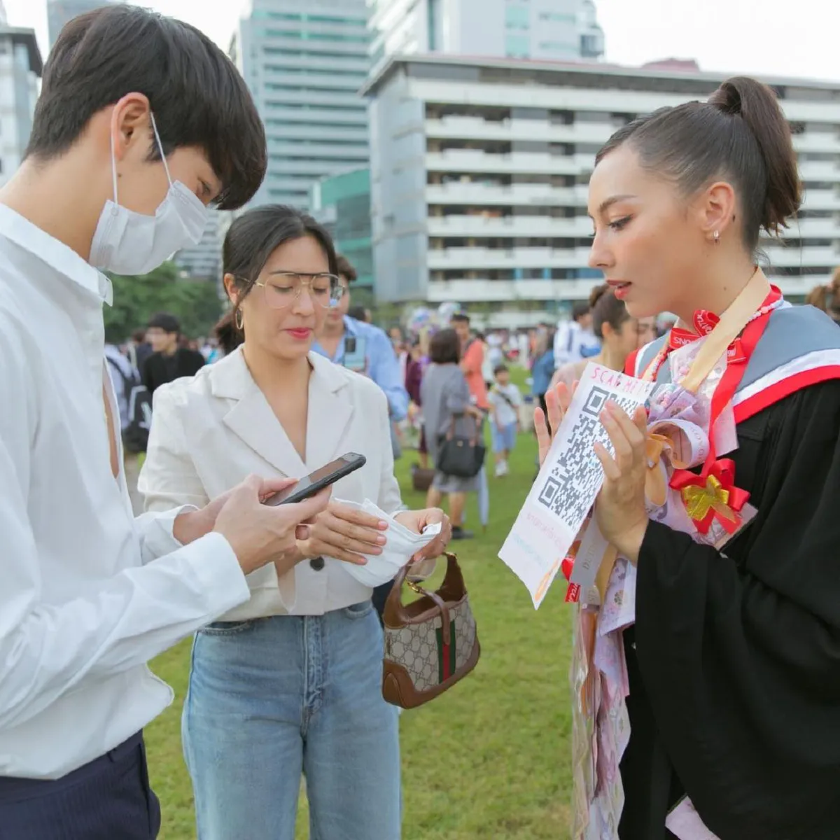 ของขวัญไม่จำเป็น! “คารีสา” พกป้าย QR Code ให้ “พุฒ-จุ๋ย” โอนเงินแสดงความยินดีได้ทันที