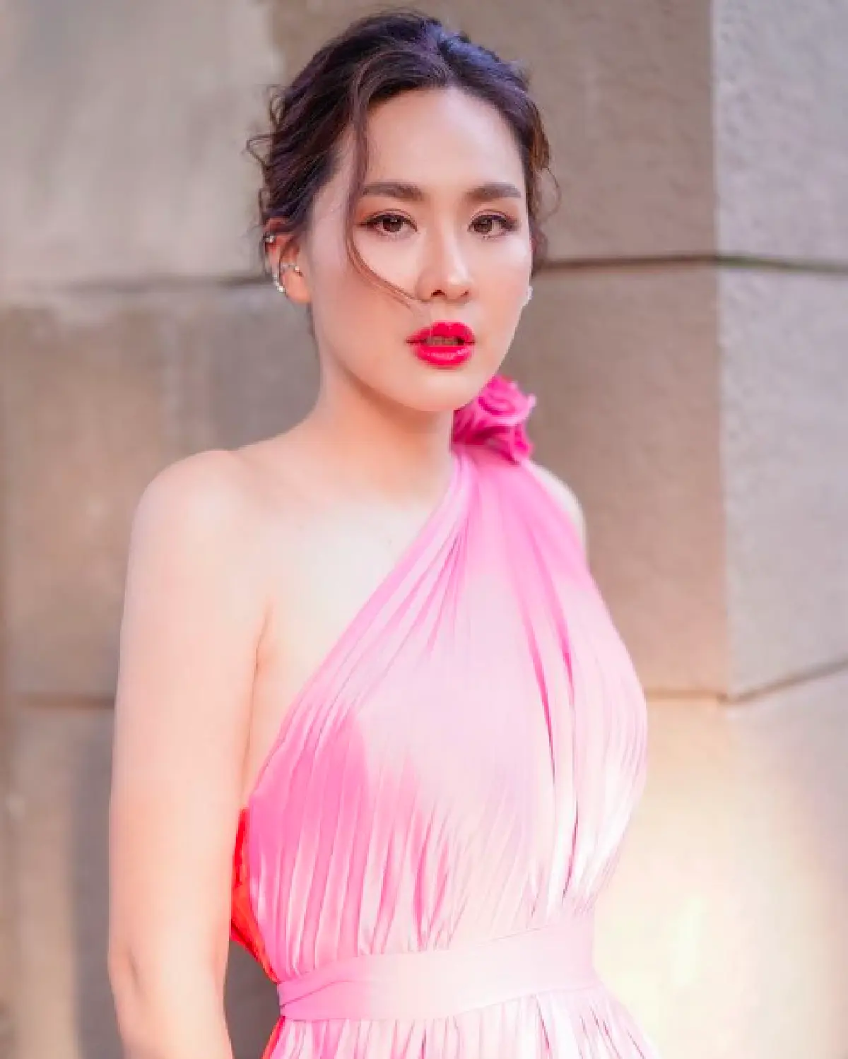 สวย 360 องศา “นุ้ย สุจิรา” มาในลุคหวานๆ มองมุมไหนก็เป๊ะ