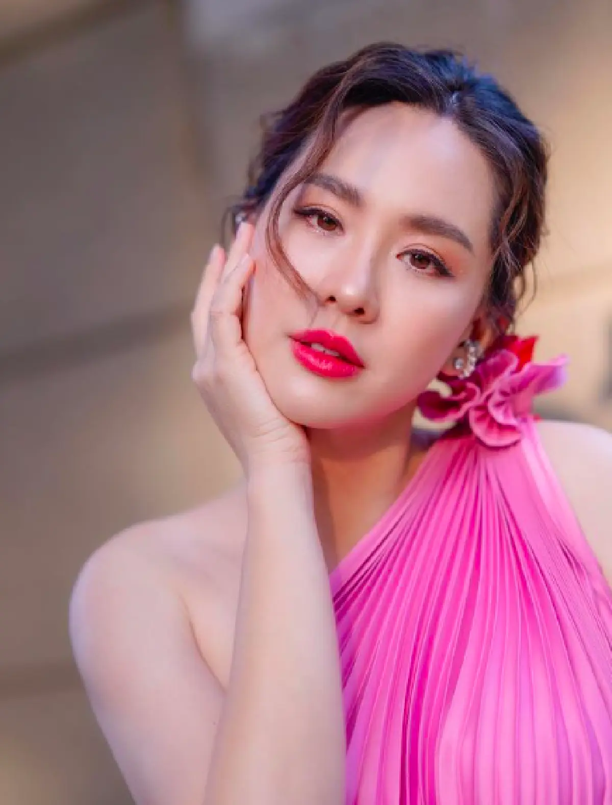 สวย 360 องศา “นุ้ย สุจิรา” มาในลุคหวานๆ มองมุมไหนก็เป๊ะ