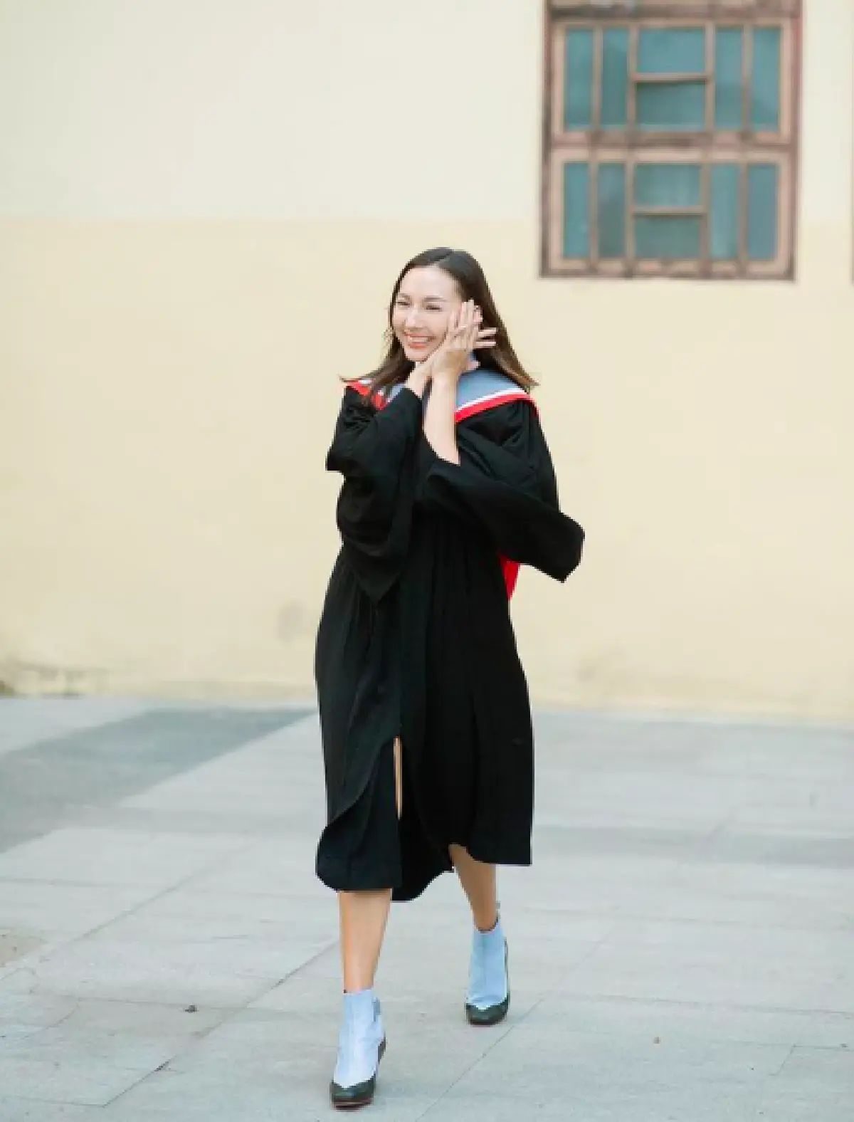 ของขวัญไม่จำเป็น! “คารีสา” พกป้าย QR Code ให้ “พุฒ-จุ๋ย” โอนเงินแสดงความยินดีได้ทันที